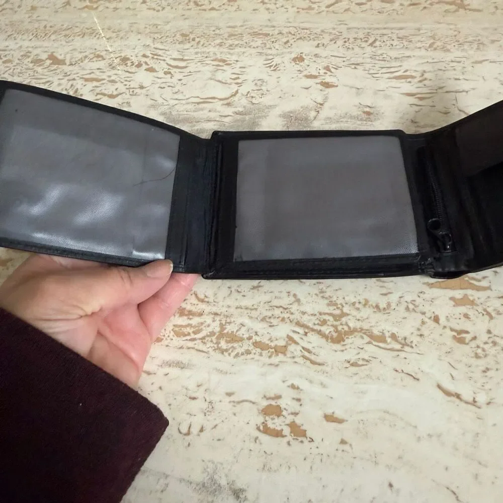 Black leather Men’s bifold wallet Mclean leather center *please read description